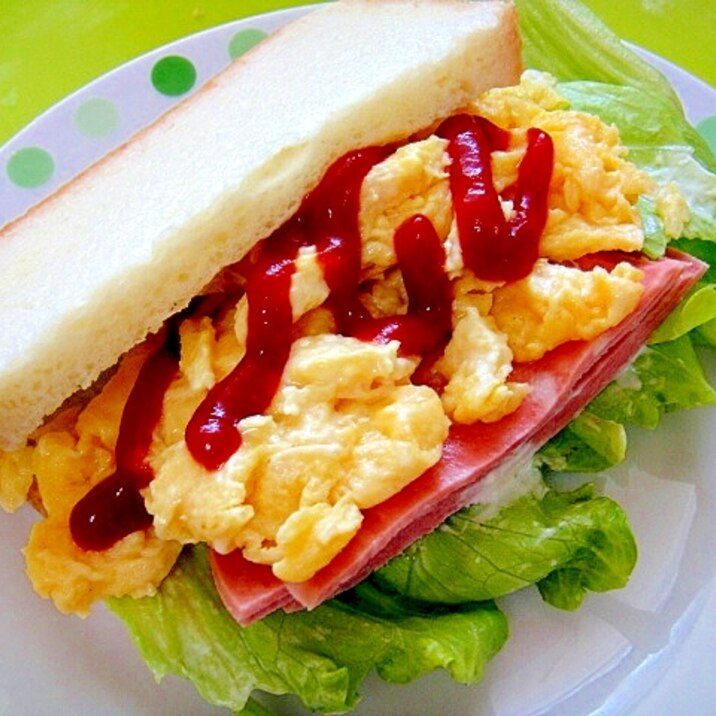 ふわふわ卵とボロニアソーセージのサンドイッチ
